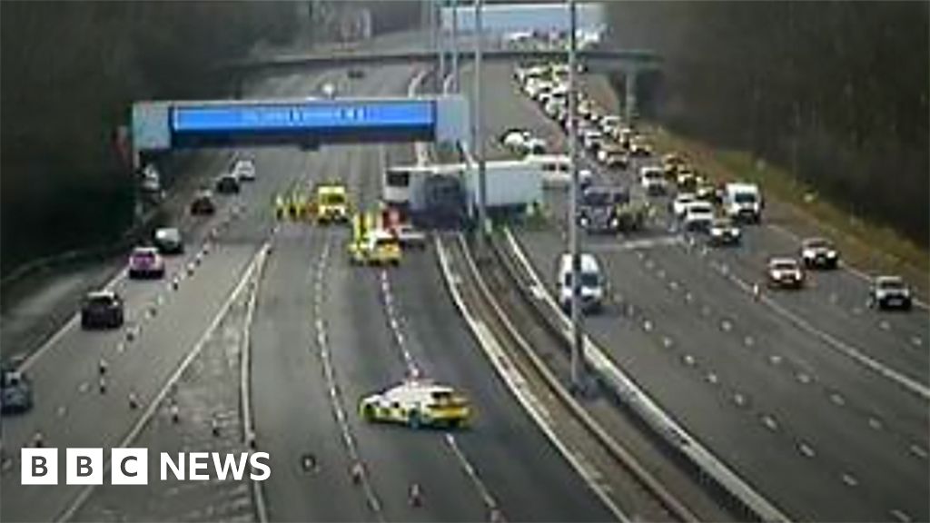 Crash closes M8 motorway in Glasgow for 18 hours