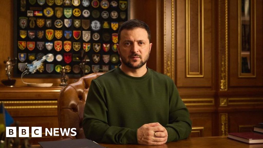 Война в Украйна: Зеленски обещава повече произведени в Украйна оръжия в новогодишната реч