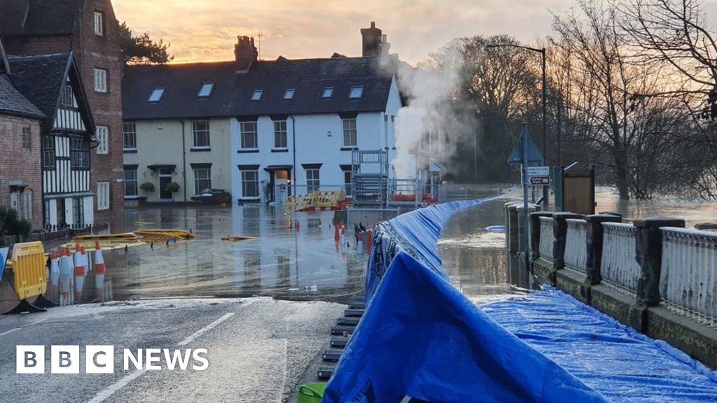 Flood water breaches temporary Bewdley defences BBC News