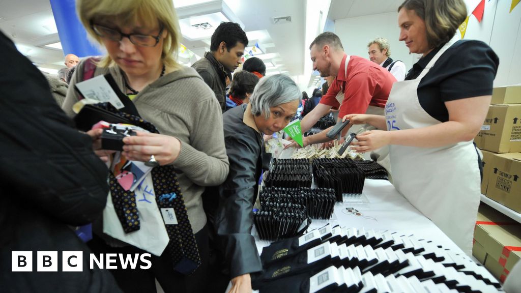 Marks and Spencer clothing sales plunge in first quarter BBC News