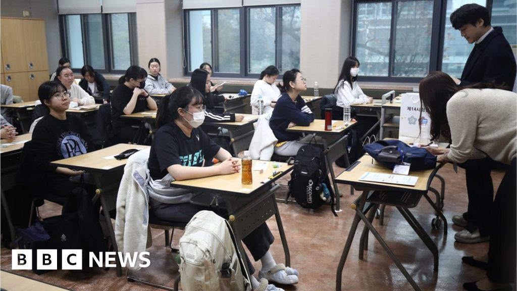 Група южнокорейски студенти съдят правителството защото изпитът им за прием