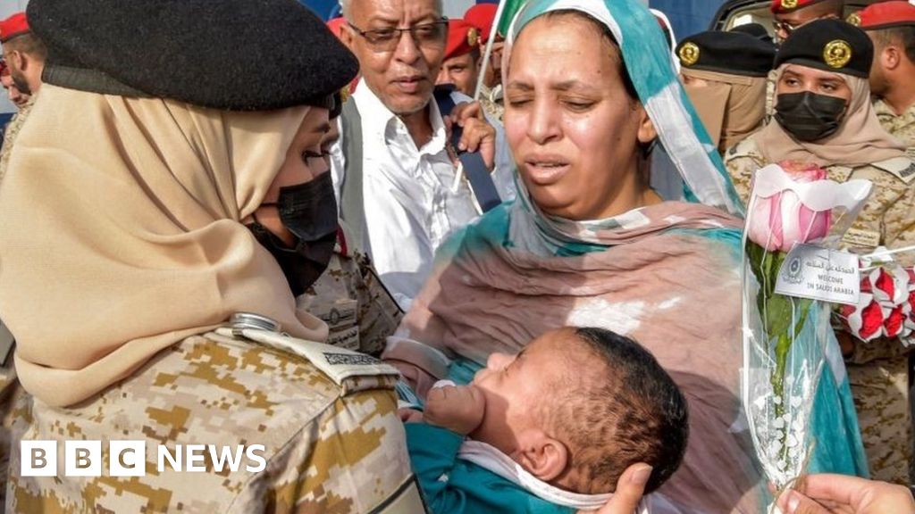Sudan crisis: Civilians facing catastrophe as 100,000 flee fighting - UN