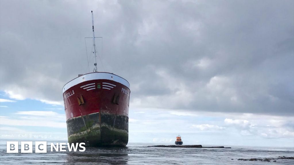 Crewman watching music videos before ship grounded