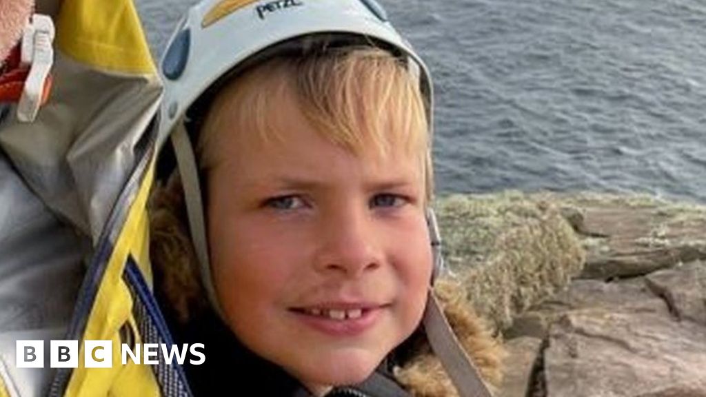Boy, aged seven, climbs Old Man of Hoy sea stack - BBC News