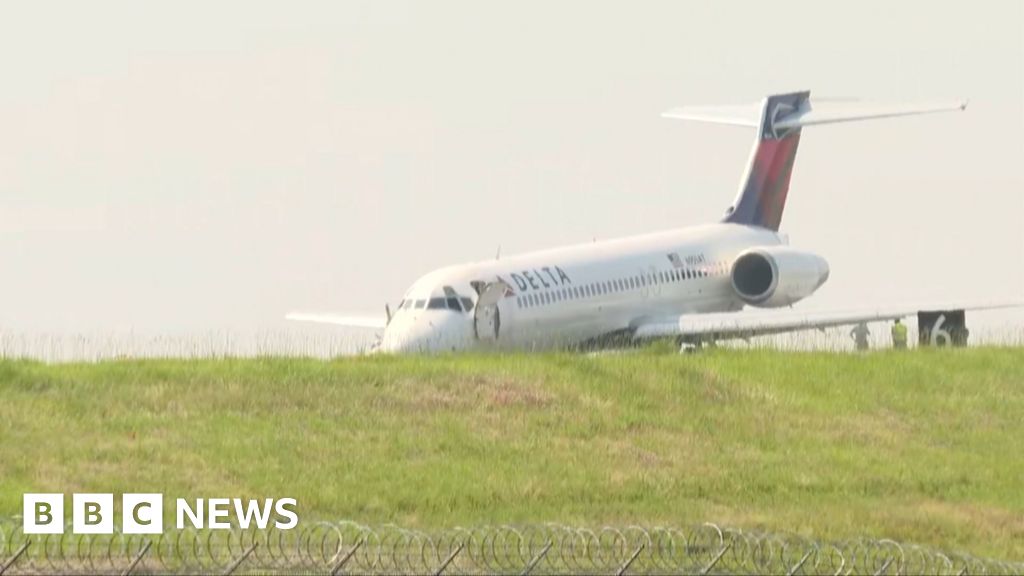Delta flight lands safely in Charlotte without front landing gear