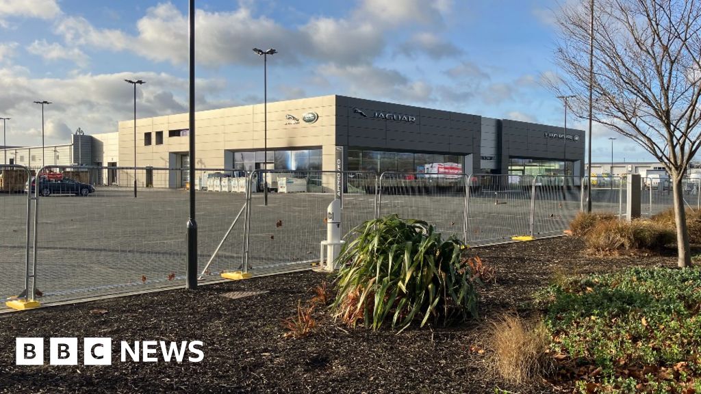 Customers 'lose thousands' in Derby car dealership flood BBC News