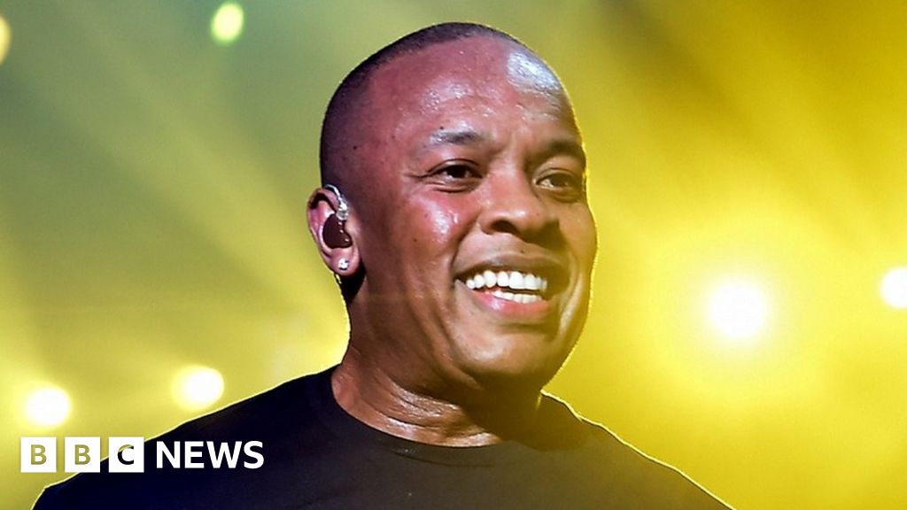 Super Bowl: Dr Dre and Eminem pack in the hits at half-time show - BBC News