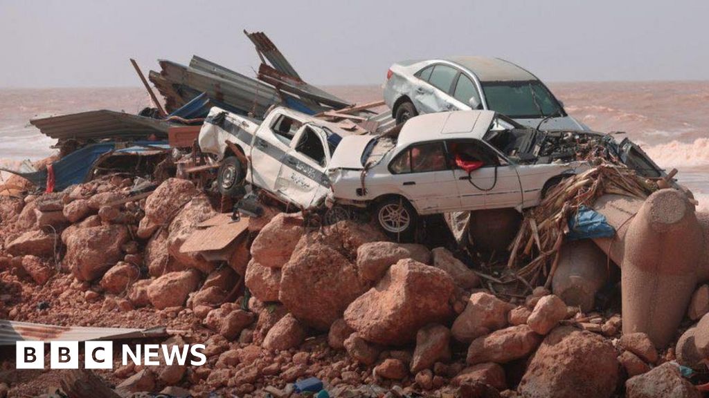 Броят на загиналите от наводнения в Либия само в един