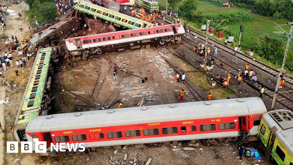 Daylight shows devastation after India train crash