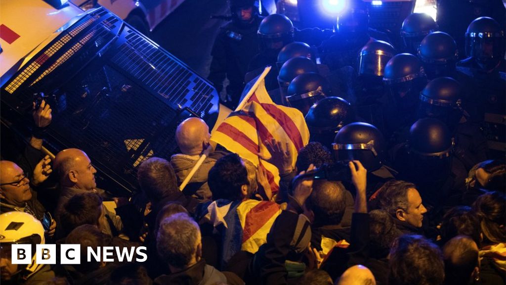 Spain Catalonia: Five separatist leaders detained - BBC News