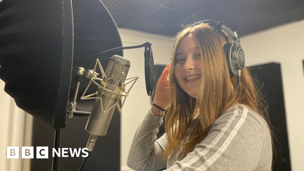 Coalville girl records Christmas song after cancer treatment