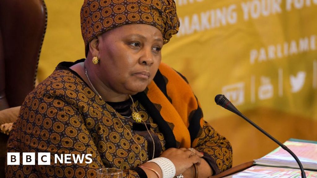 Nosiviwe Mapisa-Nqakula: Следователи от Южна Африка нахлуха в дома на председателя на парламента