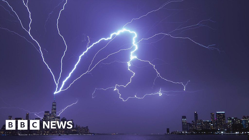 Watch stunning EarthCam clip of NYC lightning strike BBC News