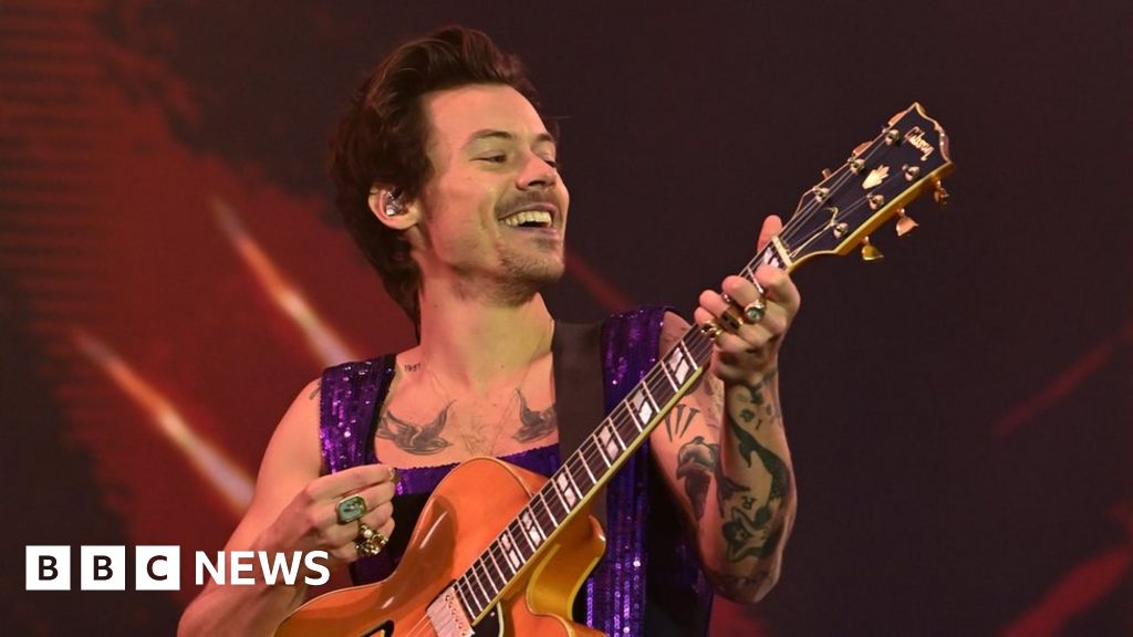 Harry Styles: Could the singer's makeup attract more men to cosmetics?