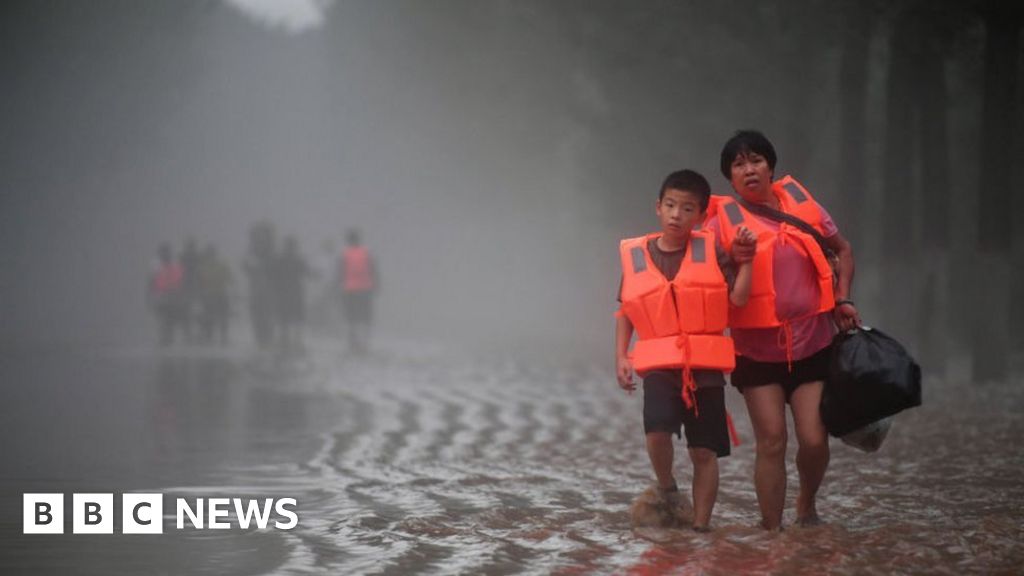 Наводнения в Китай: Семействата, разкъсани от „огромни, яростни вълни“