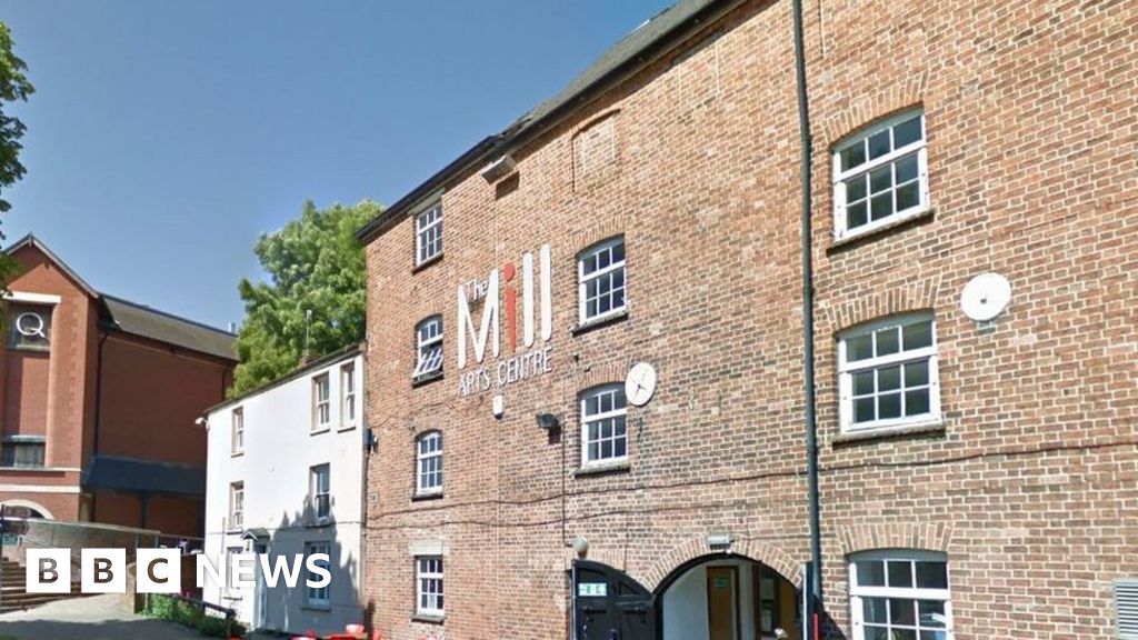 Banbury: Water damage forces theatre to extended closure - BBC News