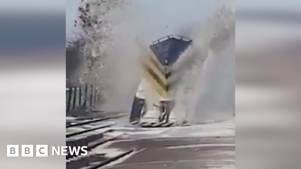 Snowplough train clears blocked route