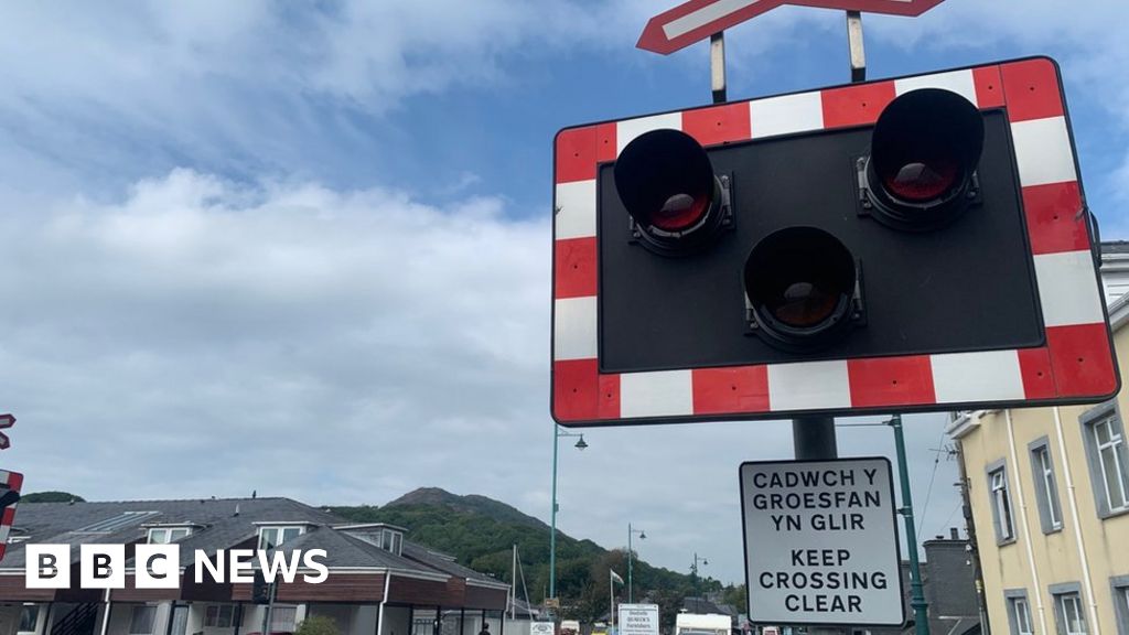 Porthmadog Drivers Told To Stop Ignoring Level Crossing Lights c News