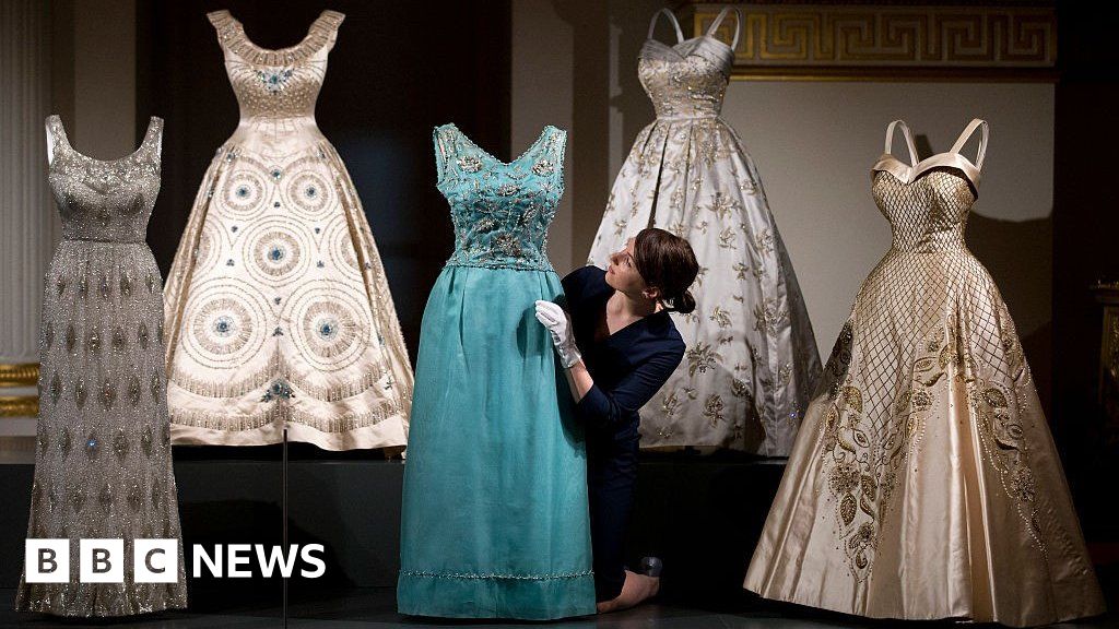 In Pictures 90 Years Of The Queens Wardrobe Bbc News 5397