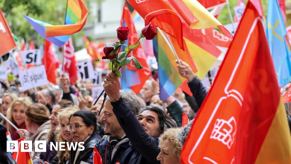 Хиљаде људи учествују у маршу подршке шпанском премијеру Педру Санчезу