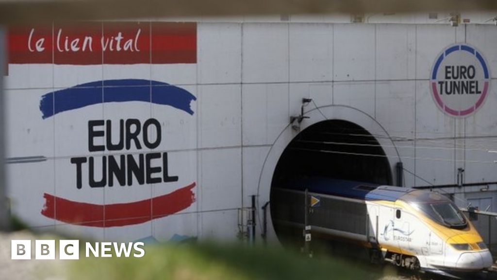 Dozens of Calais migrants try to storm Channel Tunnel BBC News