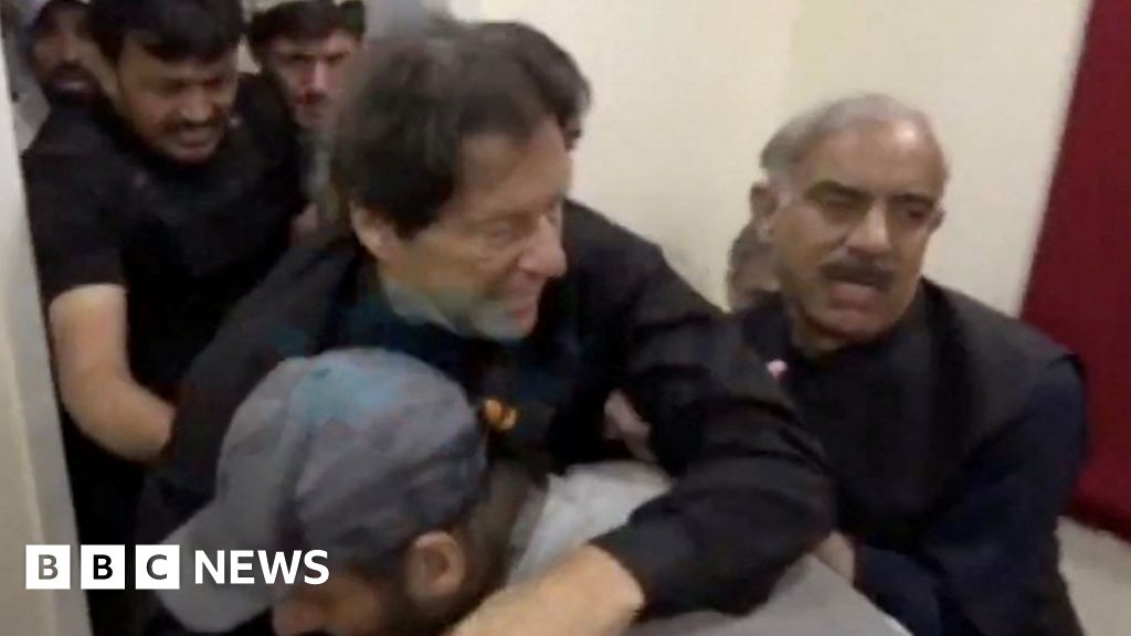 Imran Khan: Ex primer ministro paquistaní herido durante marcha de protesta
