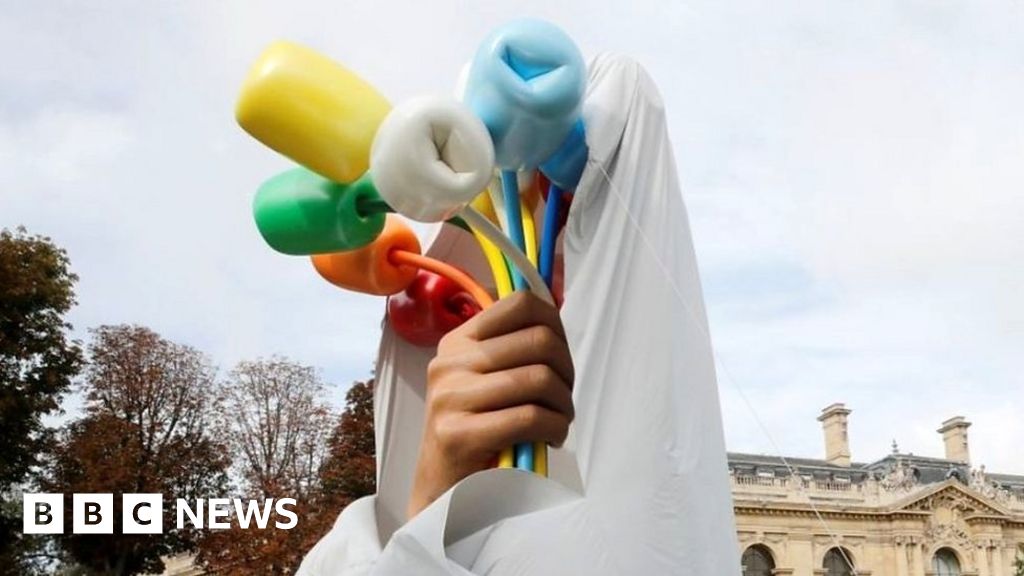 Jeff Koons unveils Paris Bataclan tulip sculpture