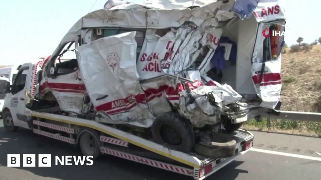 turkey-separate-bus-crashes-leave-32-dead-and-51-injured