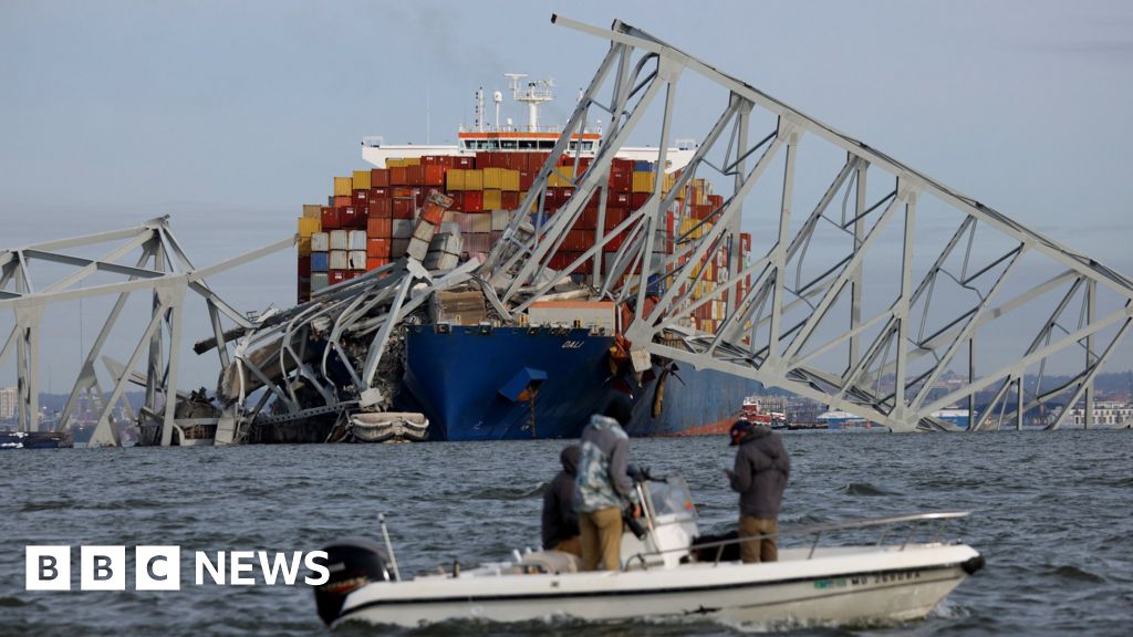 انهيار جسر بالتيمور: يُعتقد أن 6 أشخاص لقوا حتفهم بعد اصطدام سفينة بالجسر