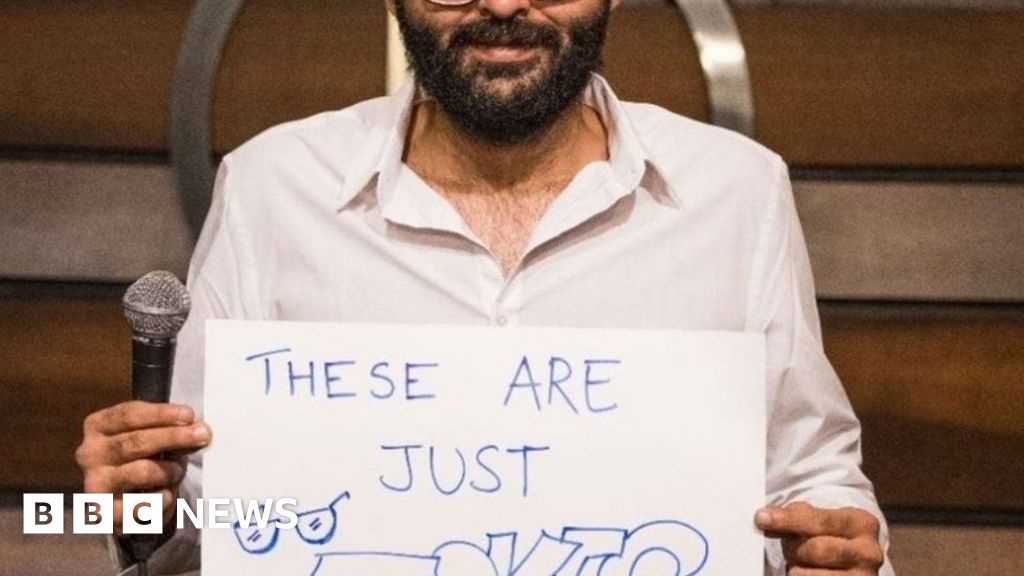 Kunal Kamra: Airline ban on India comedian sparks fiery debat thumbnail