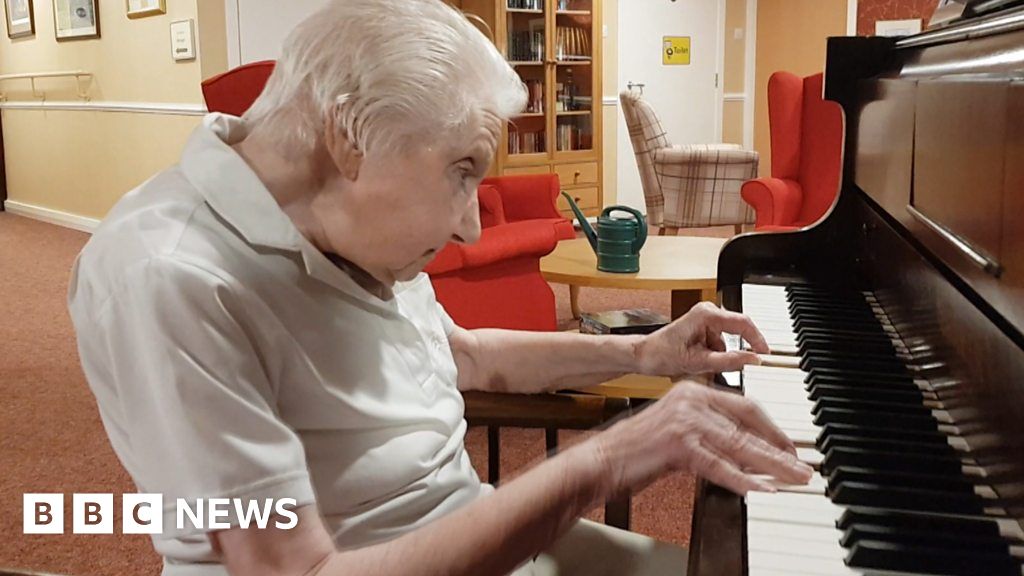 Rebecca Parker is playing the piano for 100 days BBC News