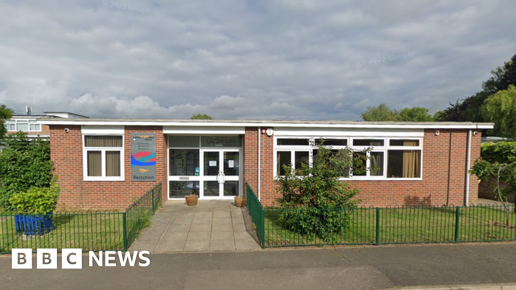 Raac: Abingdon School In Row With Government Over Tests - BBC News