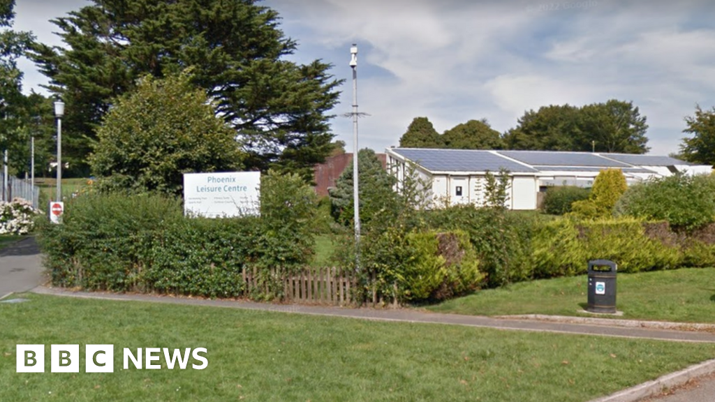 Launceston Leisure Centre closes as campaigners work to save it - BBC News