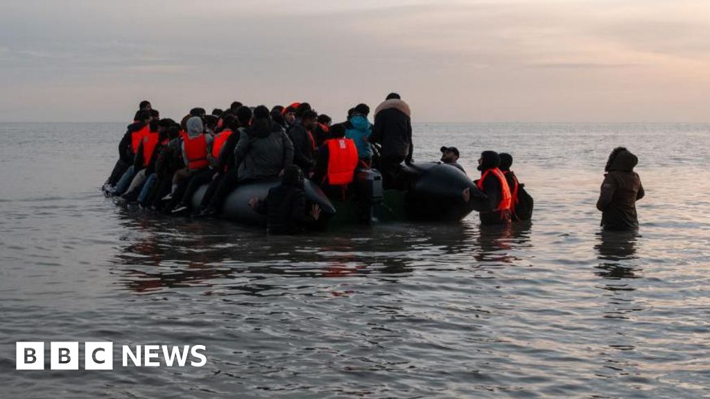 Government pledges extra £100m to tackle people smuggling