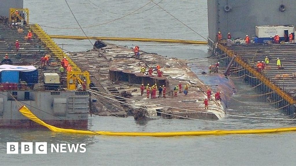 Sewol disaster ferry raised in South Korea after three years - BBC News