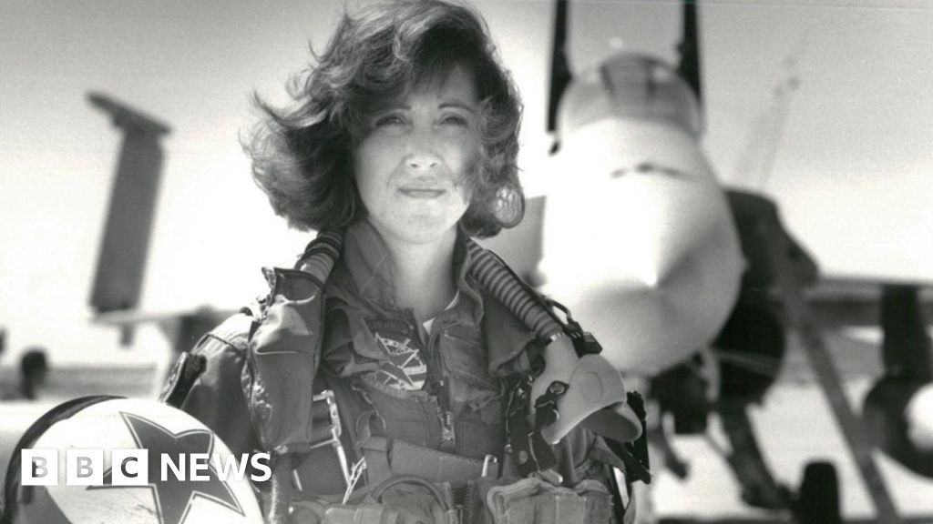 Tammie Jo Shults Southwest Pilot Praised For Safe Landing Bbc News