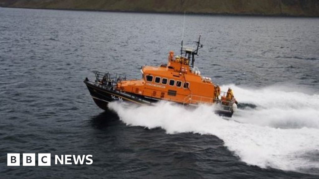 Fisherman escapes after creel boat hit rocks - BBC News