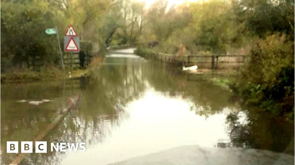 Flooding In Buckinghamshire Closes Newport Pagnell Road BBC News    109684119 Llinford1 