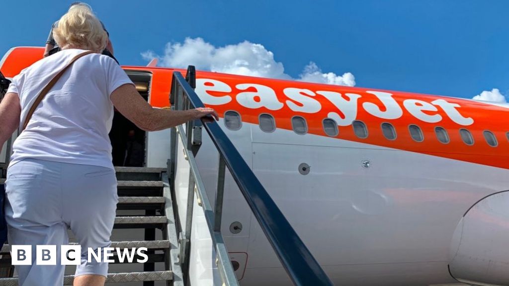 EasyJet leader quits after major plane crash – BBC