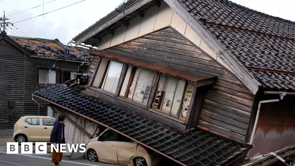 Земетресение в Япония: Пожари удариха зона на земетресение, докато спасителите се надпреварват да стигнат до оцелелите