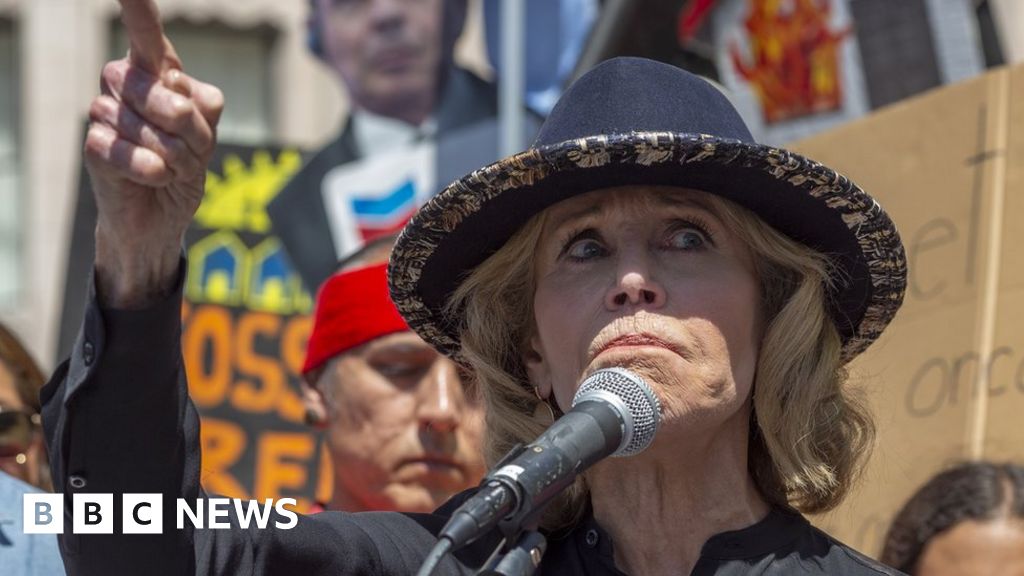 Jane Fonda arrested at Washington climate protest - BBC News