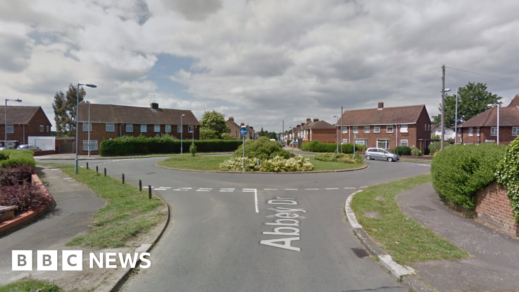 Luton stabbing leaves man with lifethreatening injuries BBC News