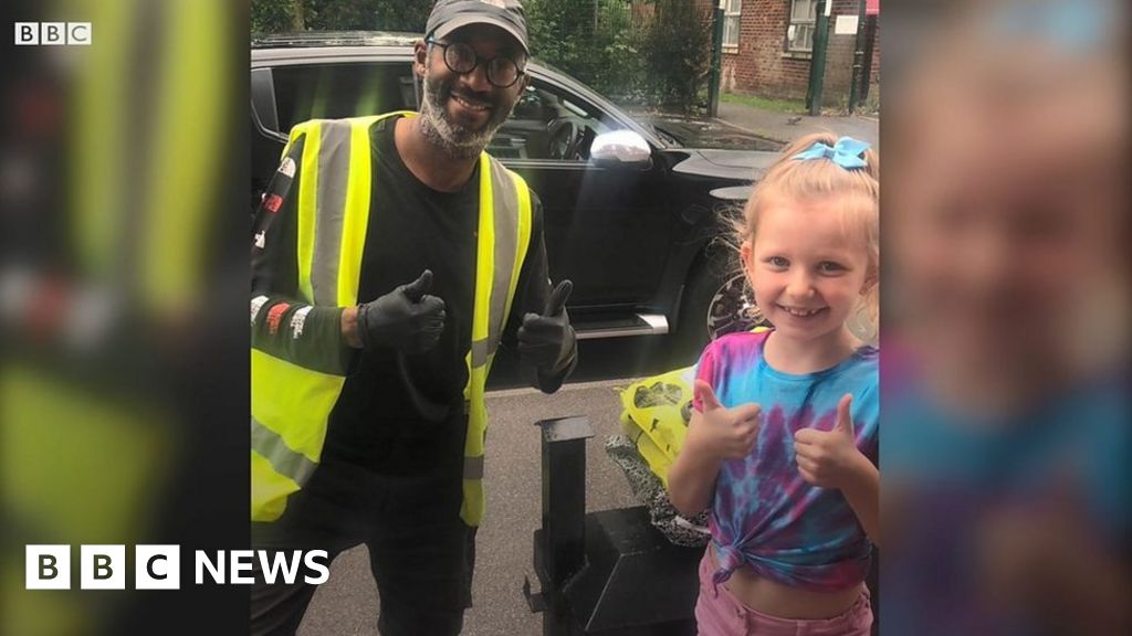 AshtonunderLyne girl surprises deaf delivery driver by signing BBC News