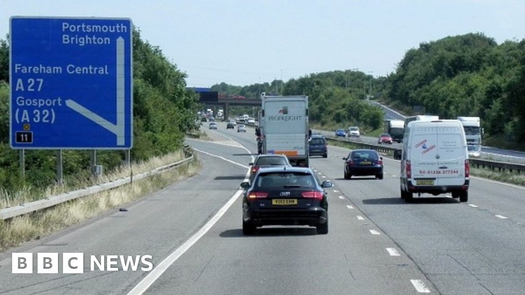 M27 crash: Man hurt as car flips on motorway - BBC News