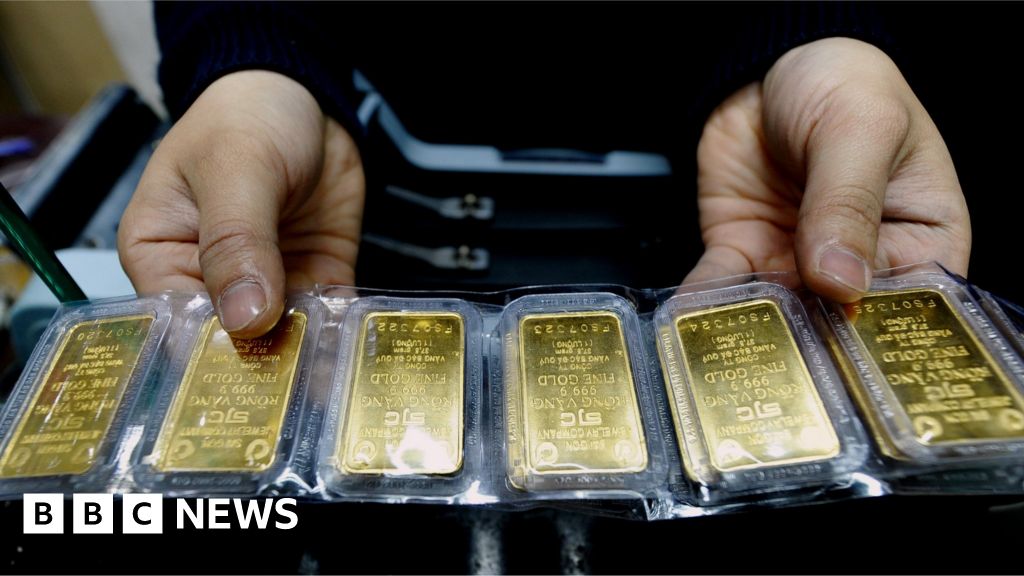 Gold price falls to five-year low on US rate rise talk - BBC News