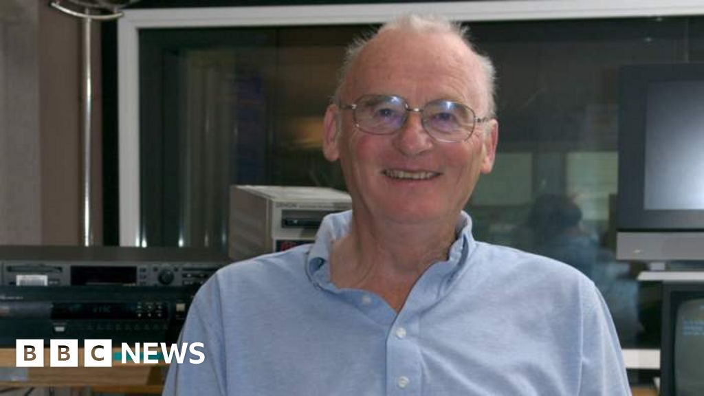 Tributes paid to former Ipswich Town commentator Bryan Knights - BBC News