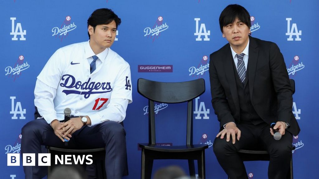 Бейзболната сензация Shohei Ohtani дългогодишният преводач Ипей Мизухара беше уволнен