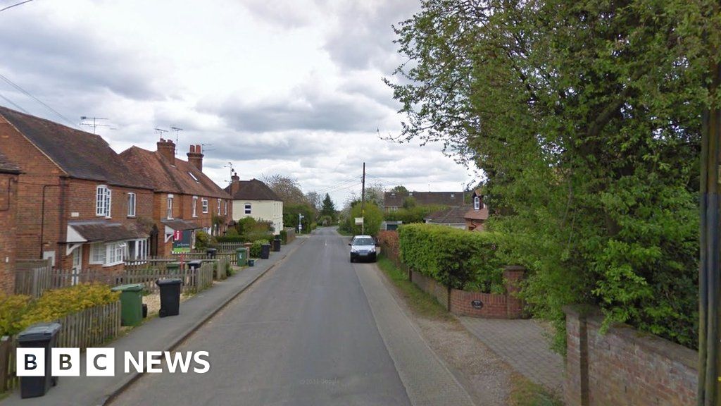 Man dies after electric skateboard crash in Stoke Row - BBC News