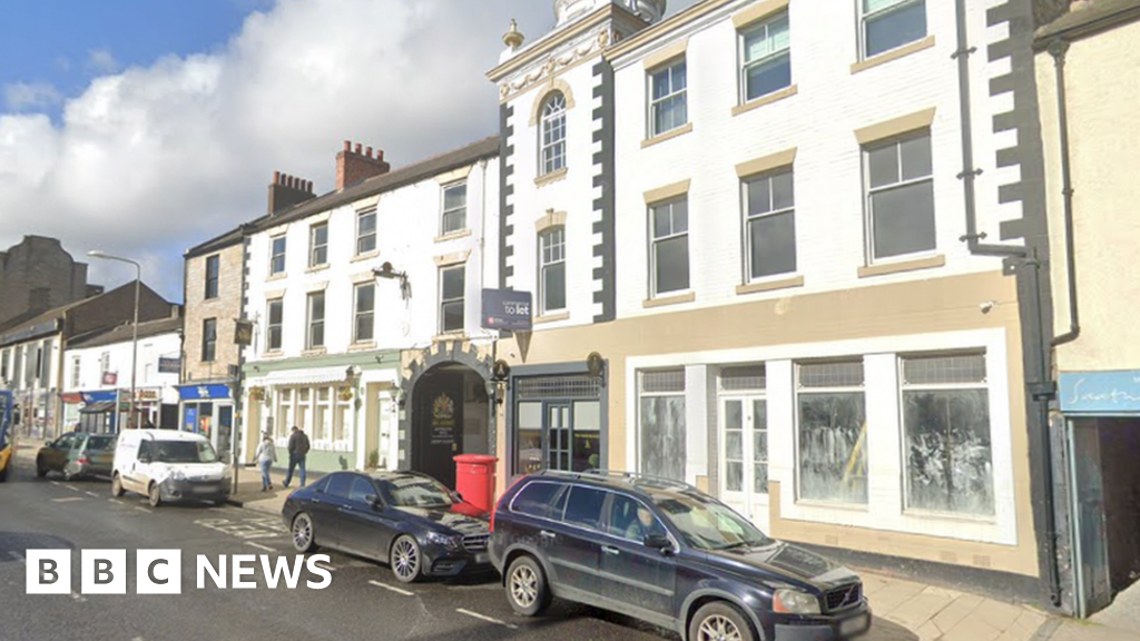 Work begins on Hexham town centre revamp - BBC News