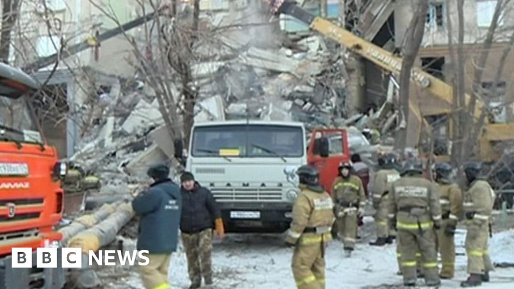 Russia explosion: Rescuers pick through rubble after blast - BBC News